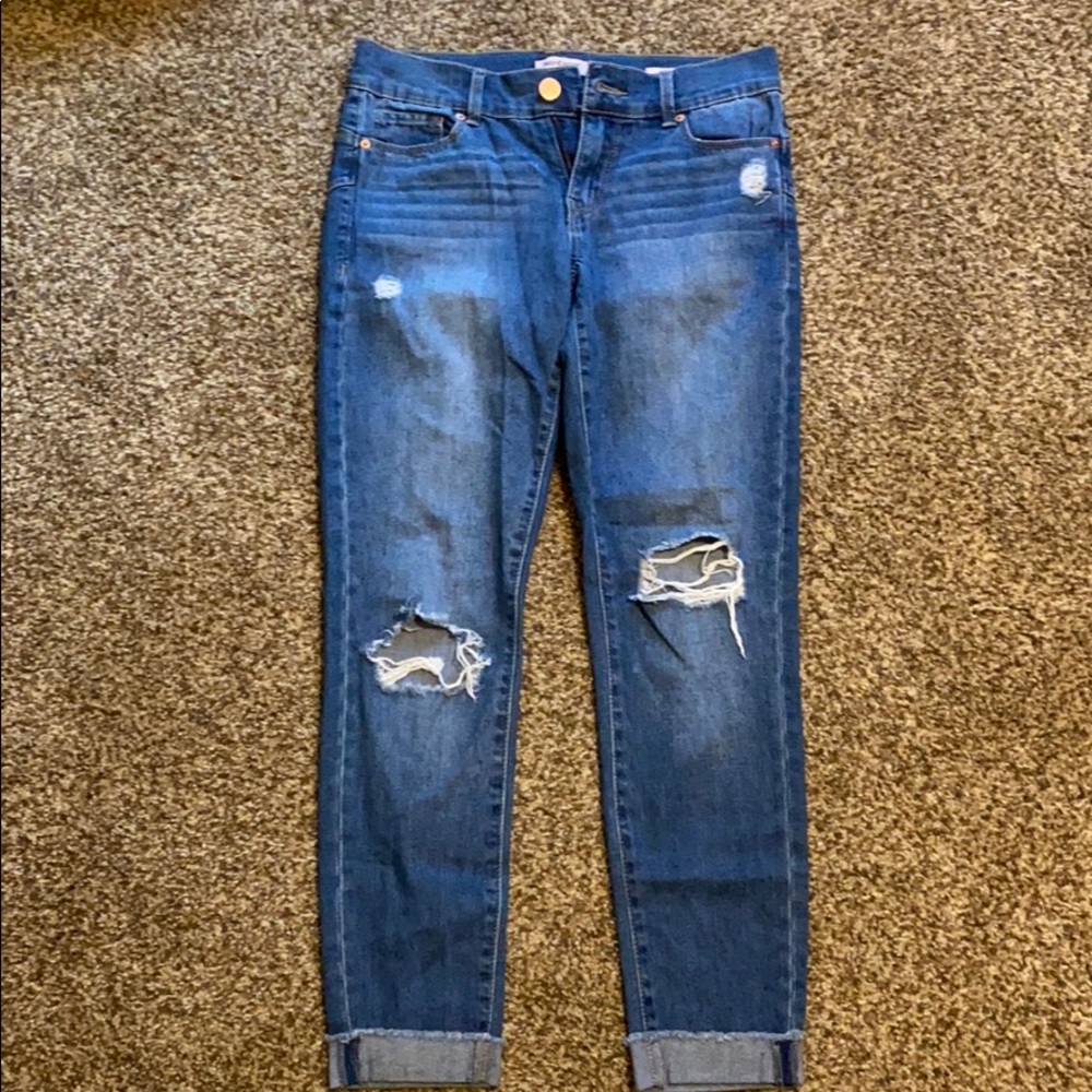 Knew ripped blue jeans